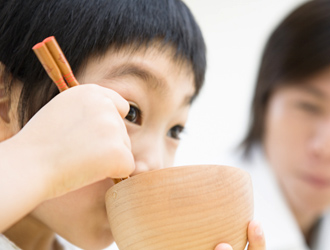 子供が食事をするシーン